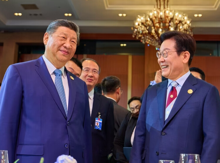 시진핑, 샤오미 휴대전화 선물하고 이...