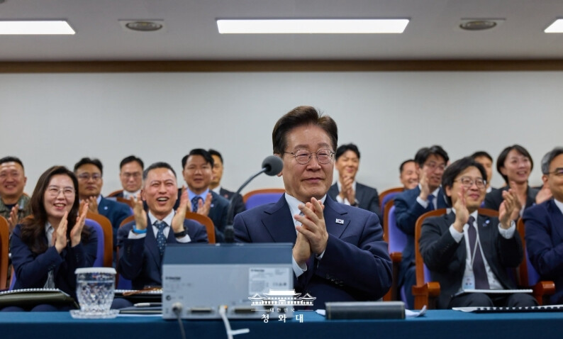 李대통령, 극초음속 활공비행체 신속한 개발과 배치…강력한 자주국방 천명